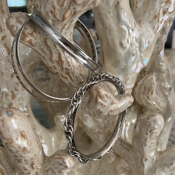 Set Of 4 Silver Tone Bangle Bracelets - Picture 2 of 3